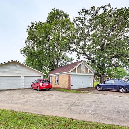 Delightful Retreat With Fireplace And Large Yard! Extérieur photo