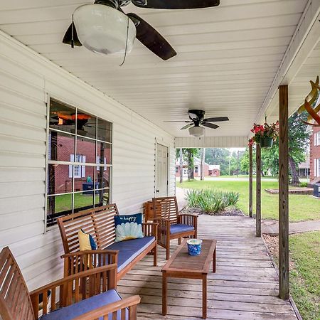 Delightful Retreat With Fireplace And Large Yard! Extérieur photo