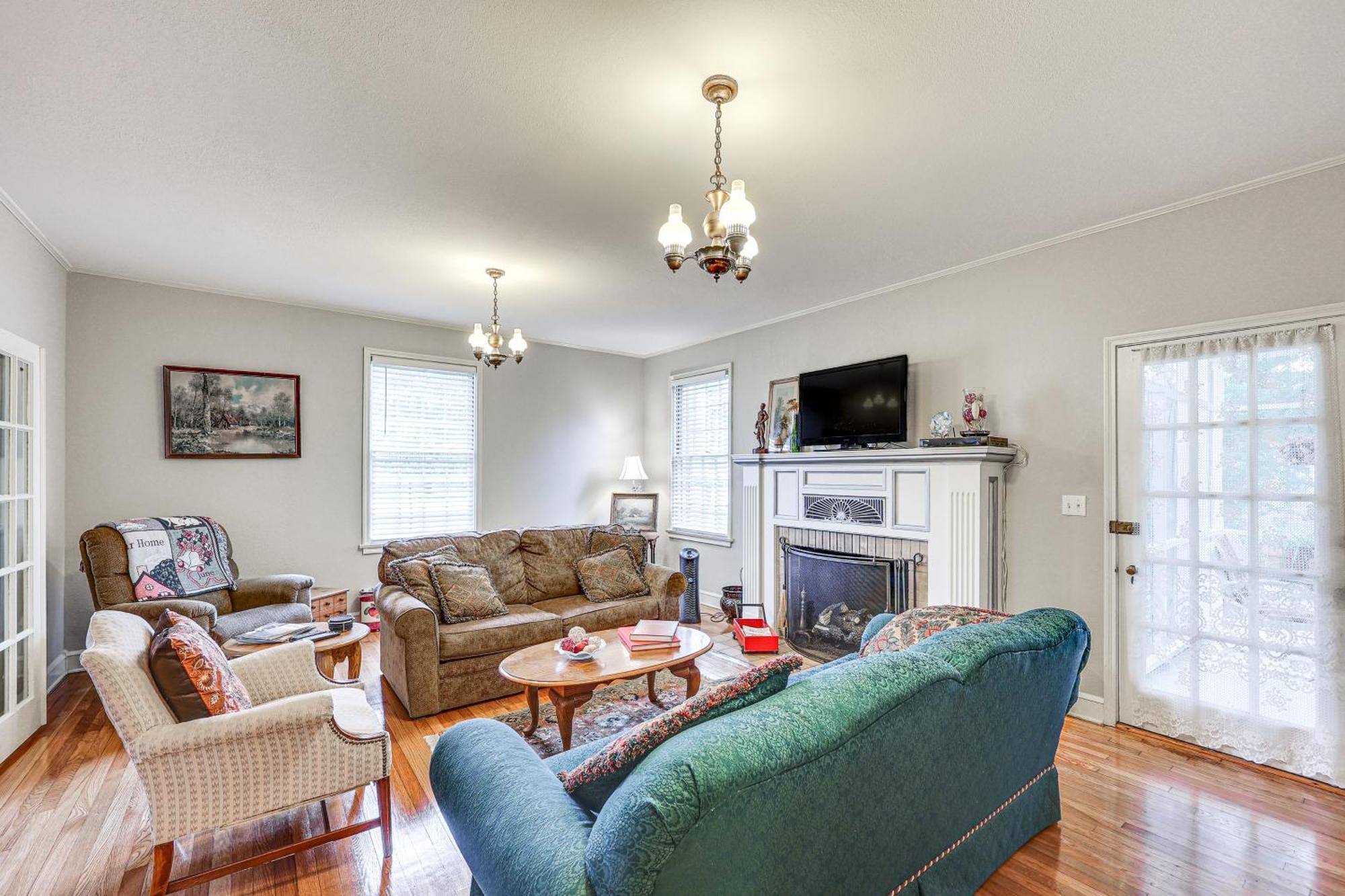 Delightful Retreat With Fireplace And Large Yard! Extérieur photo