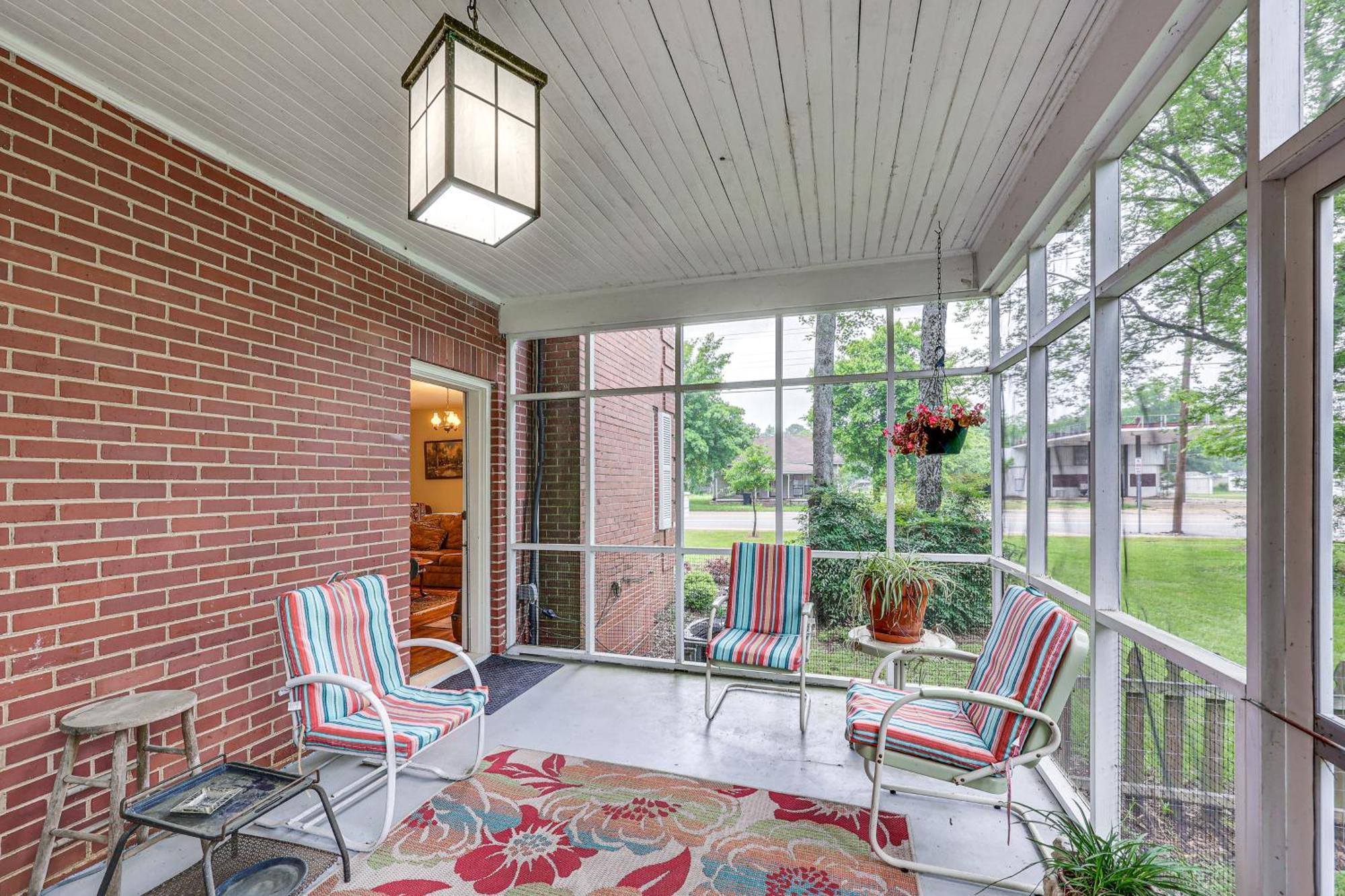 Delightful Retreat With Fireplace And Large Yard! Extérieur photo