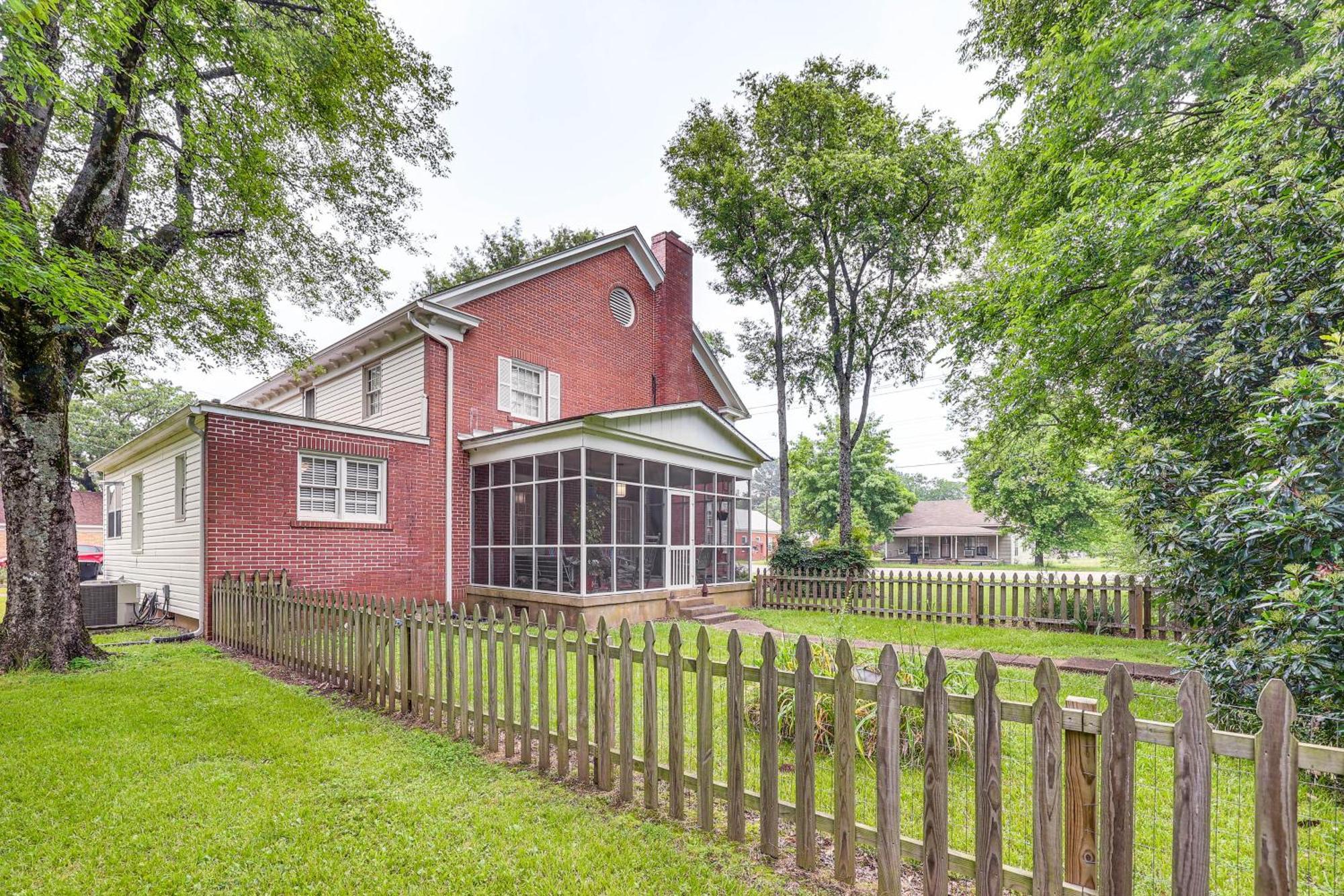 Delightful Retreat With Fireplace And Large Yard! Extérieur photo