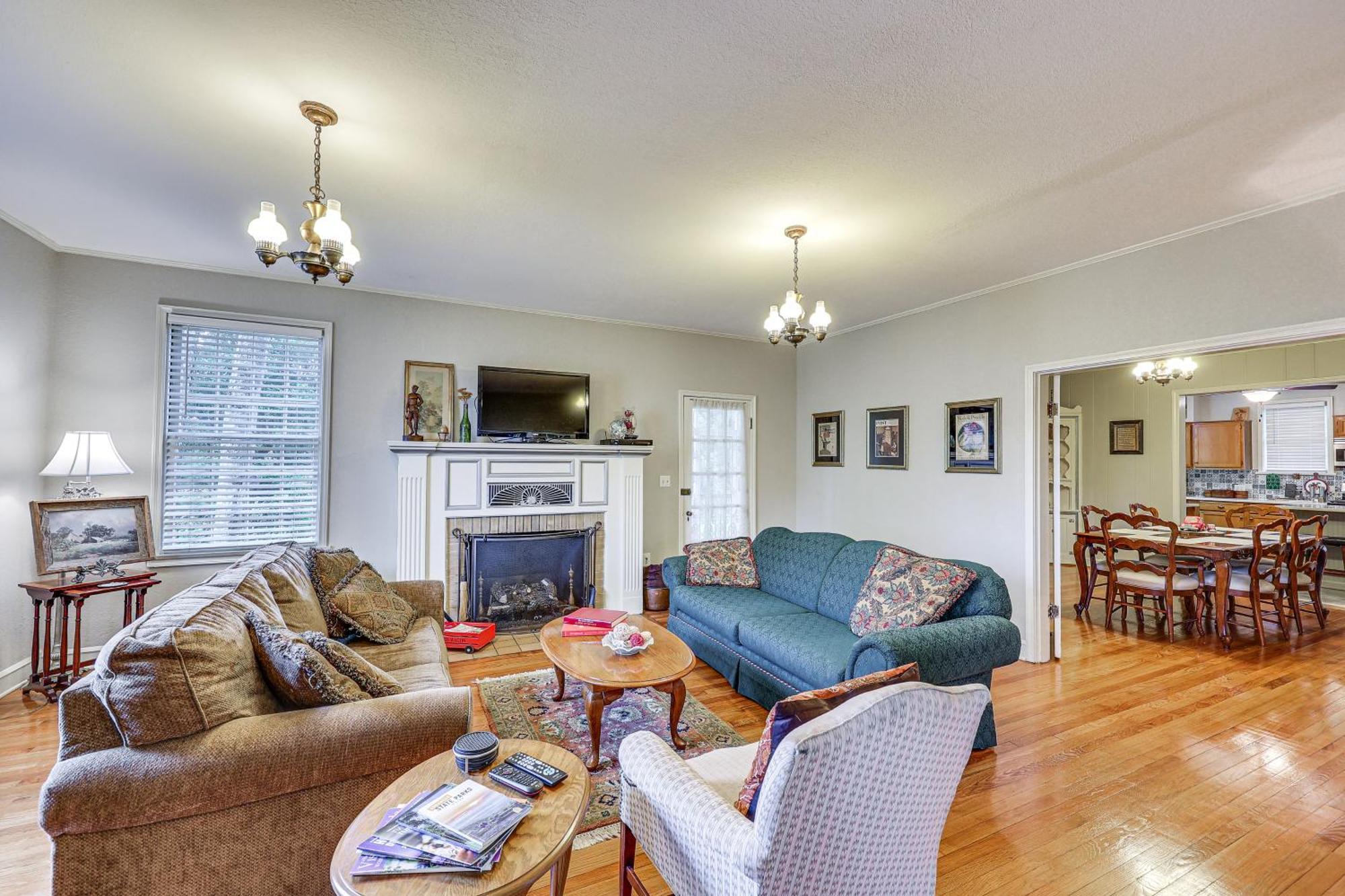 Delightful Retreat With Fireplace And Large Yard! Extérieur photo