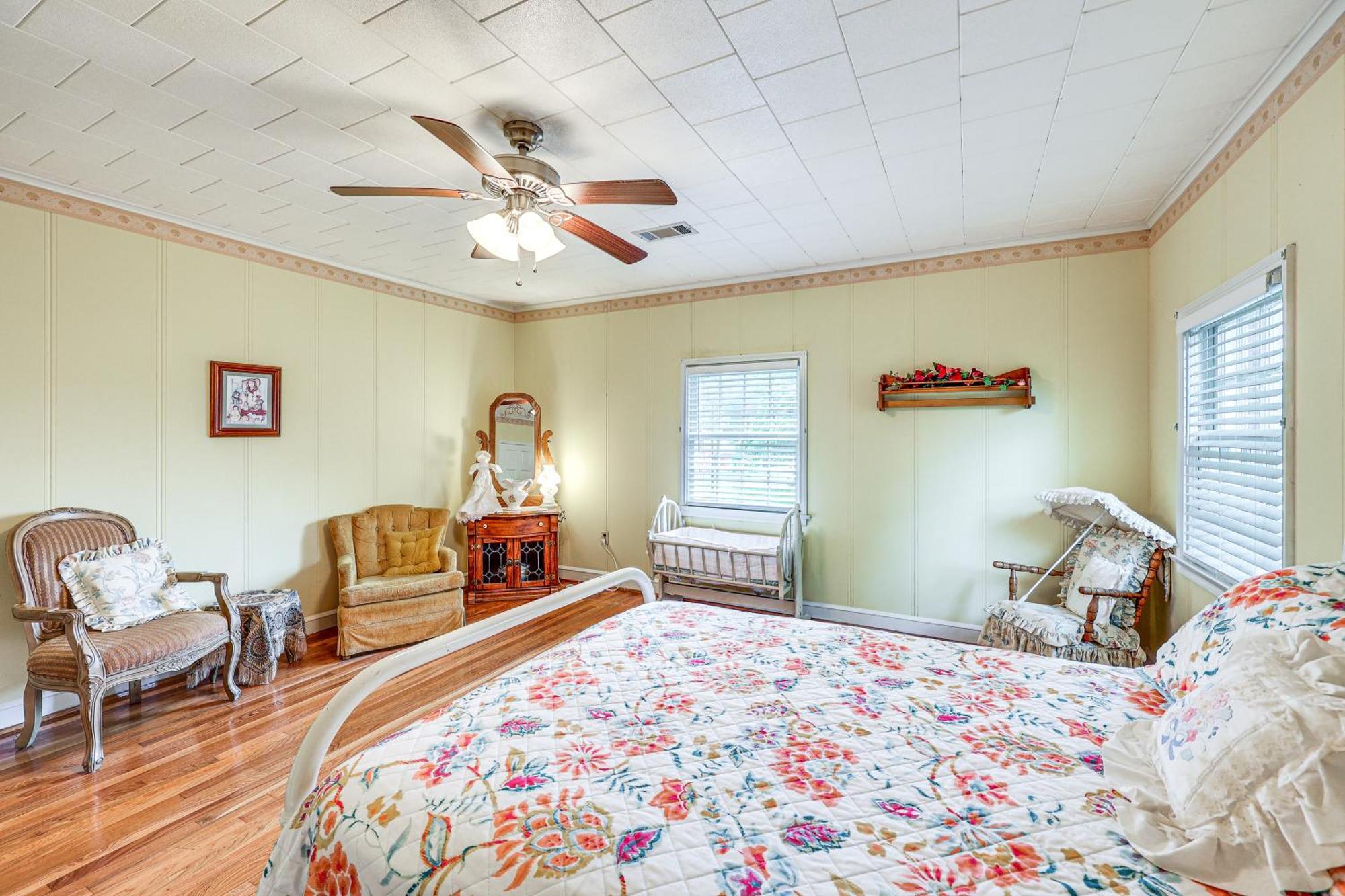 Delightful Retreat With Fireplace And Large Yard! Extérieur photo