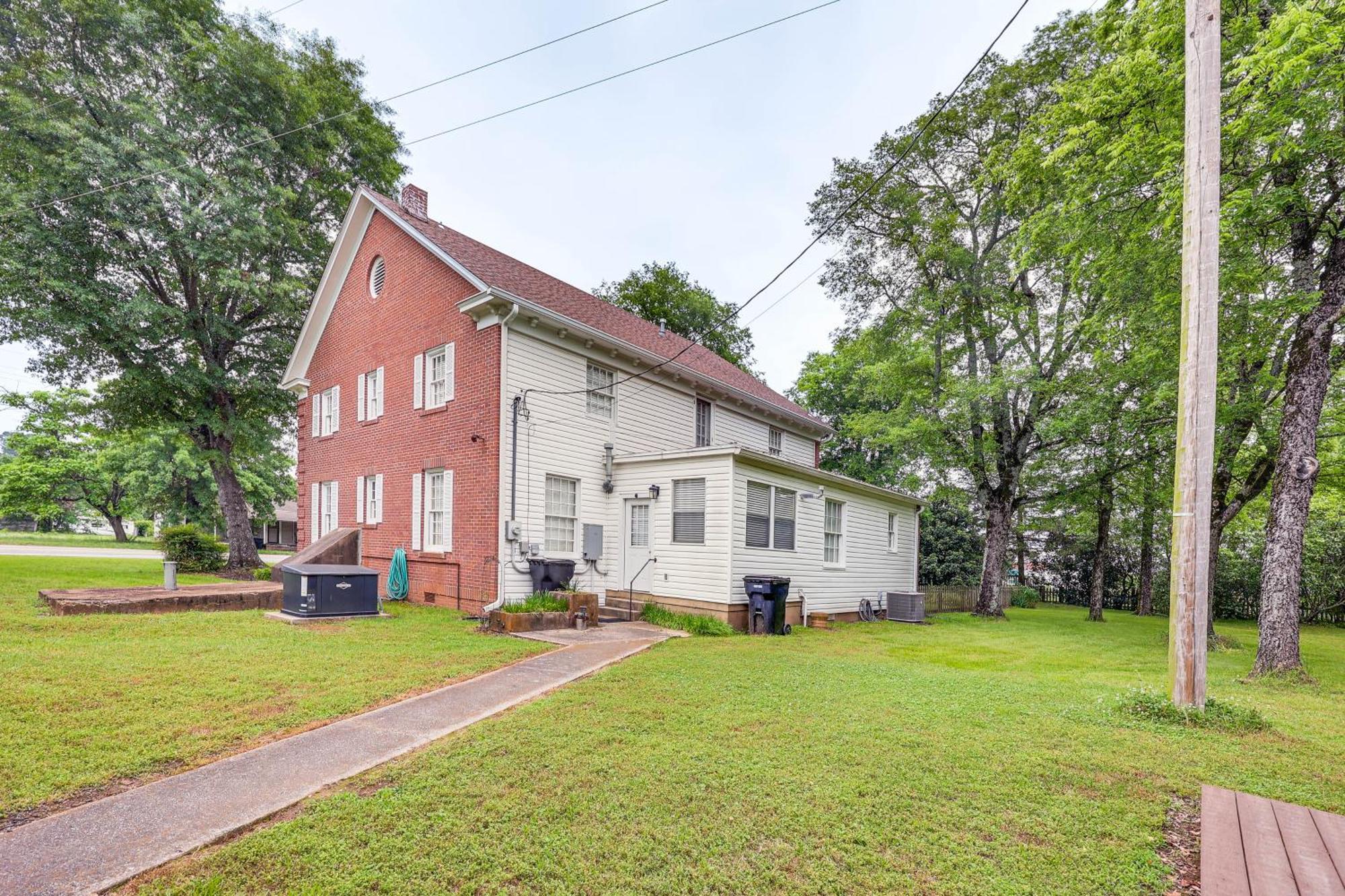 Delightful Retreat With Fireplace And Large Yard! Extérieur photo