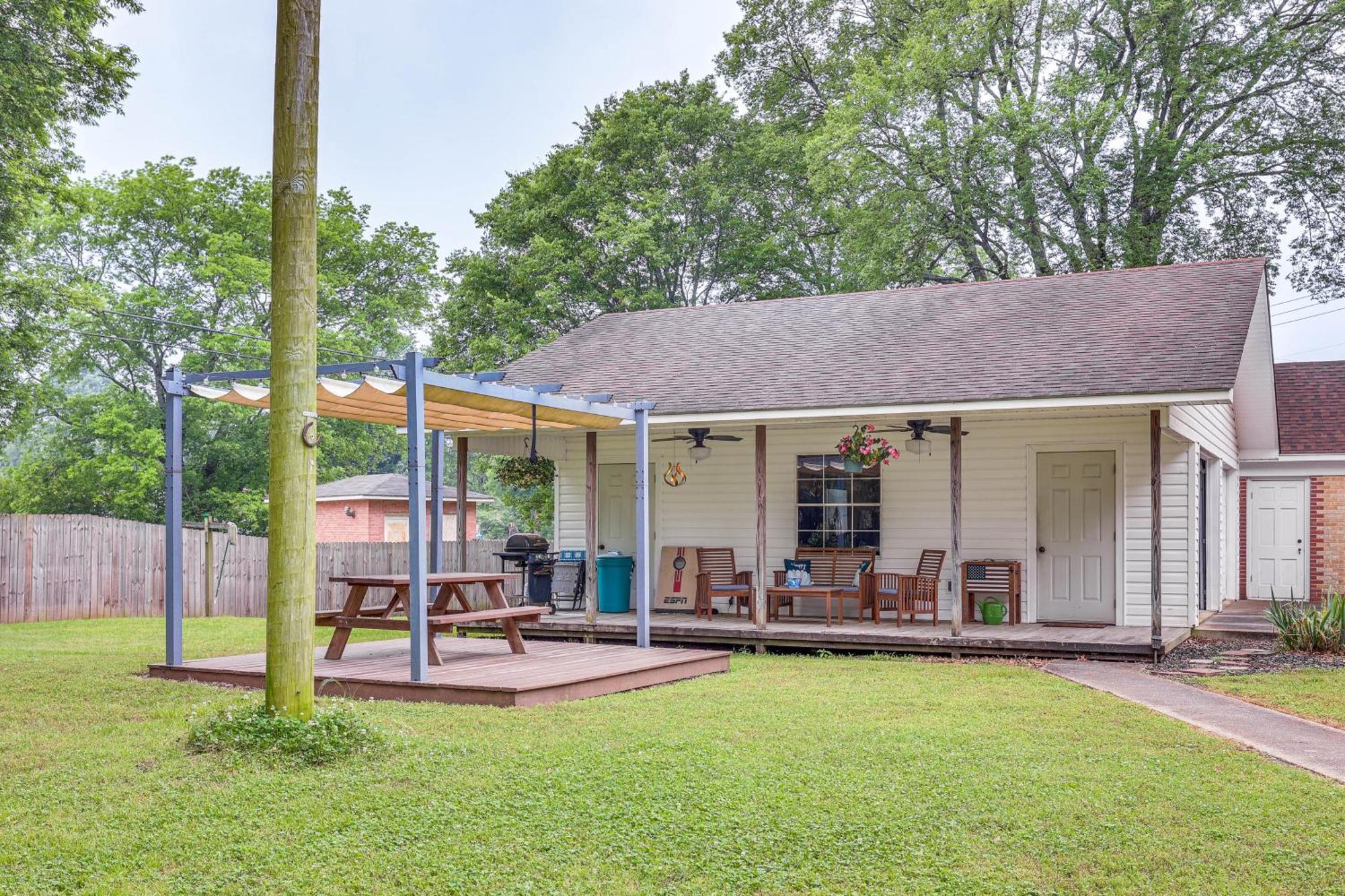 Delightful Retreat With Fireplace And Large Yard! Extérieur photo