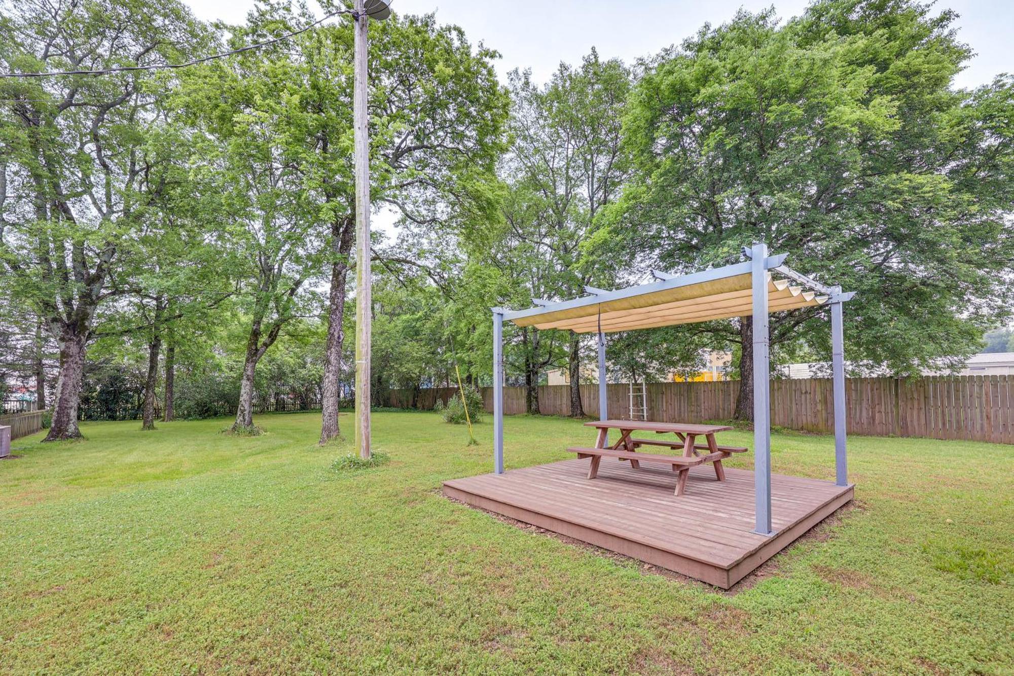 Delightful Retreat With Fireplace And Large Yard! Extérieur photo
