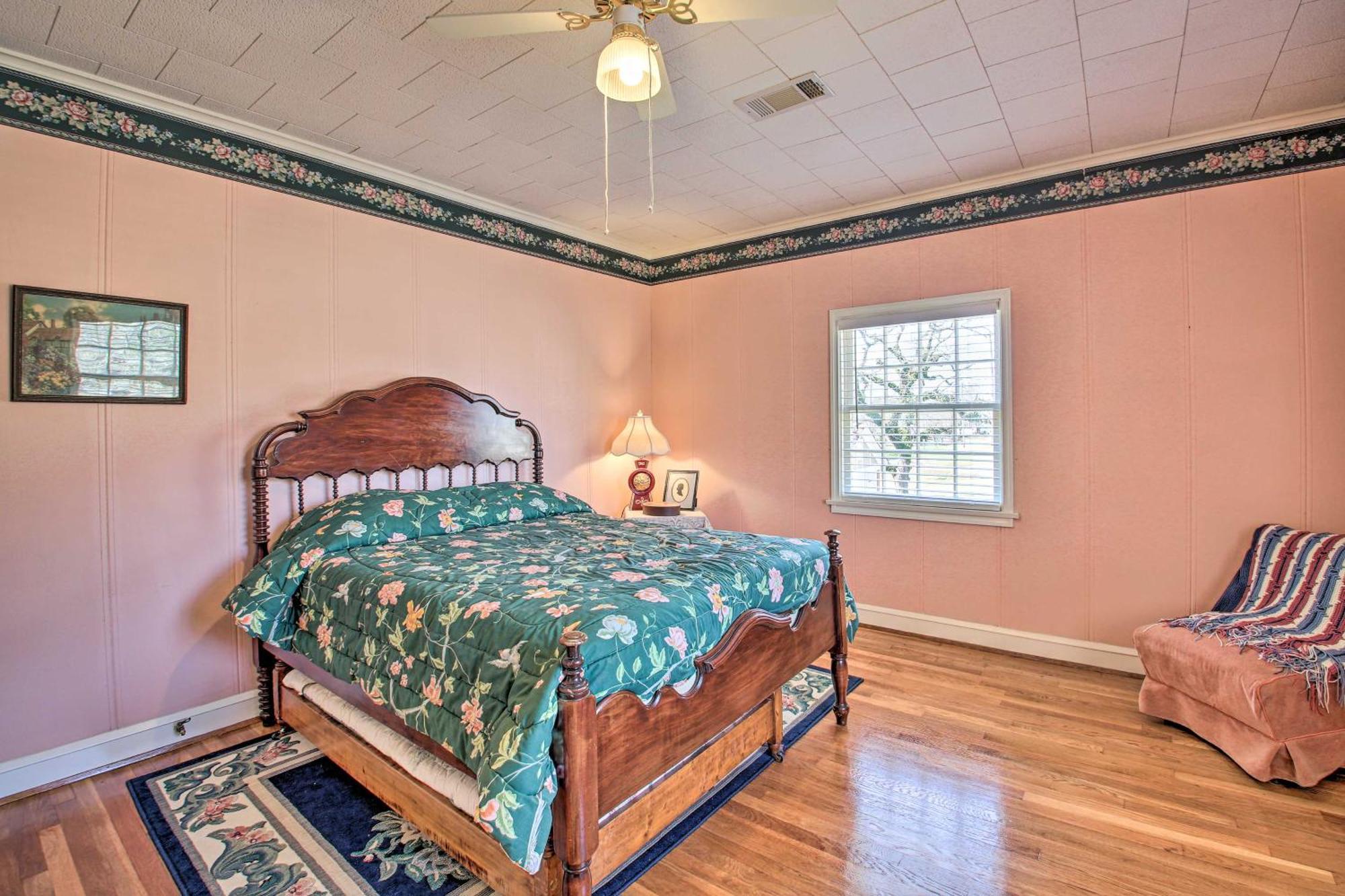 Delightful Retreat With Fireplace And Large Yard! Extérieur photo