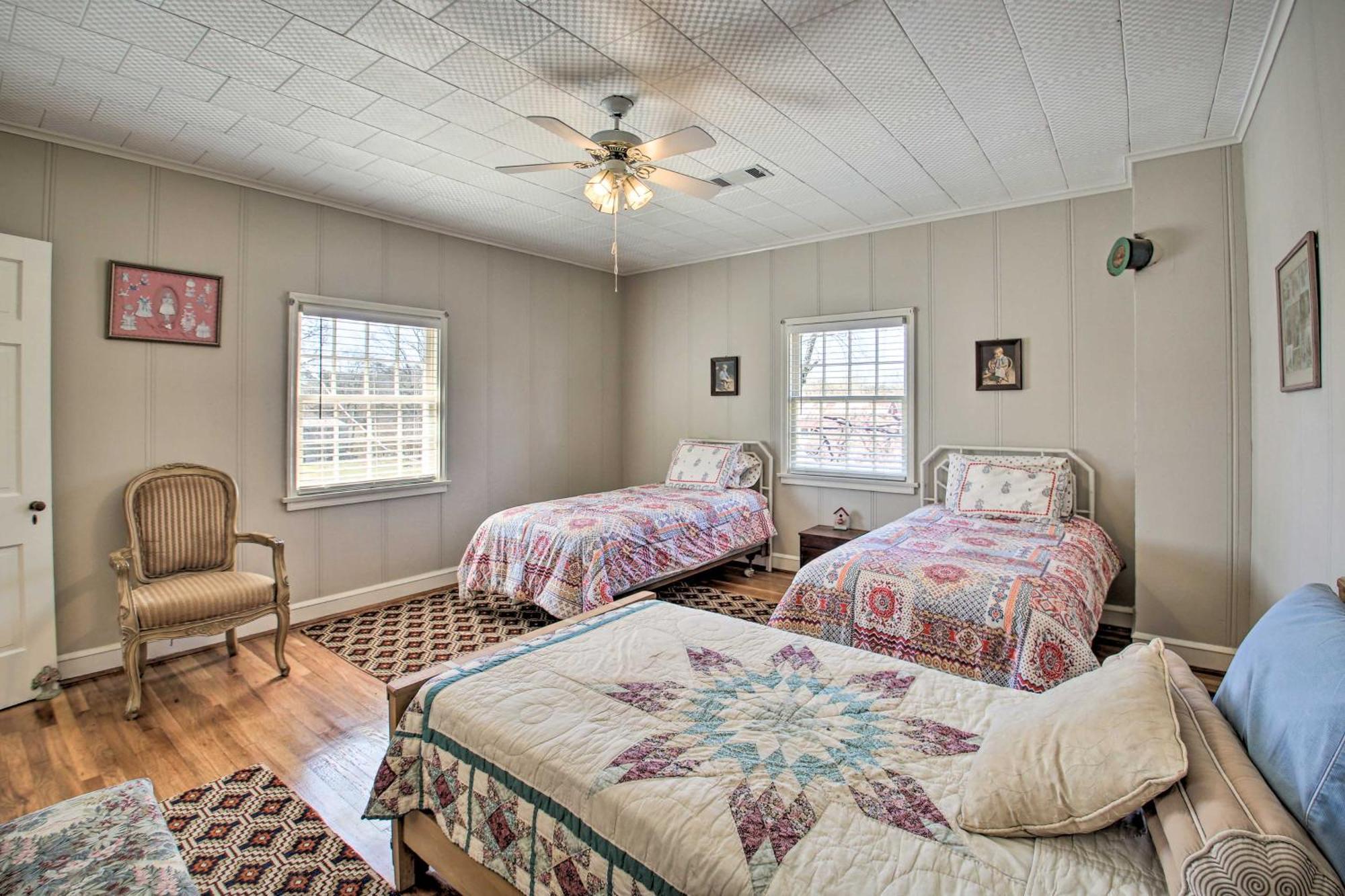 Delightful Retreat With Fireplace And Large Yard! Extérieur photo