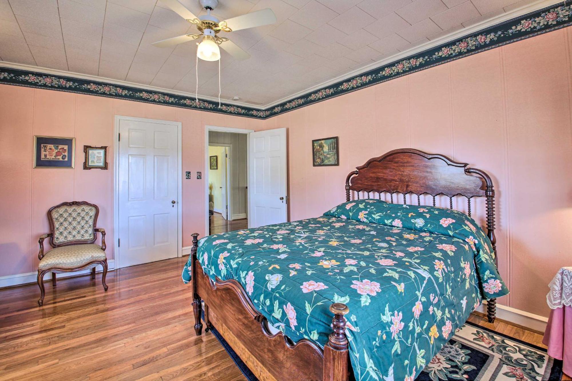 Delightful Retreat With Fireplace And Large Yard! Extérieur photo