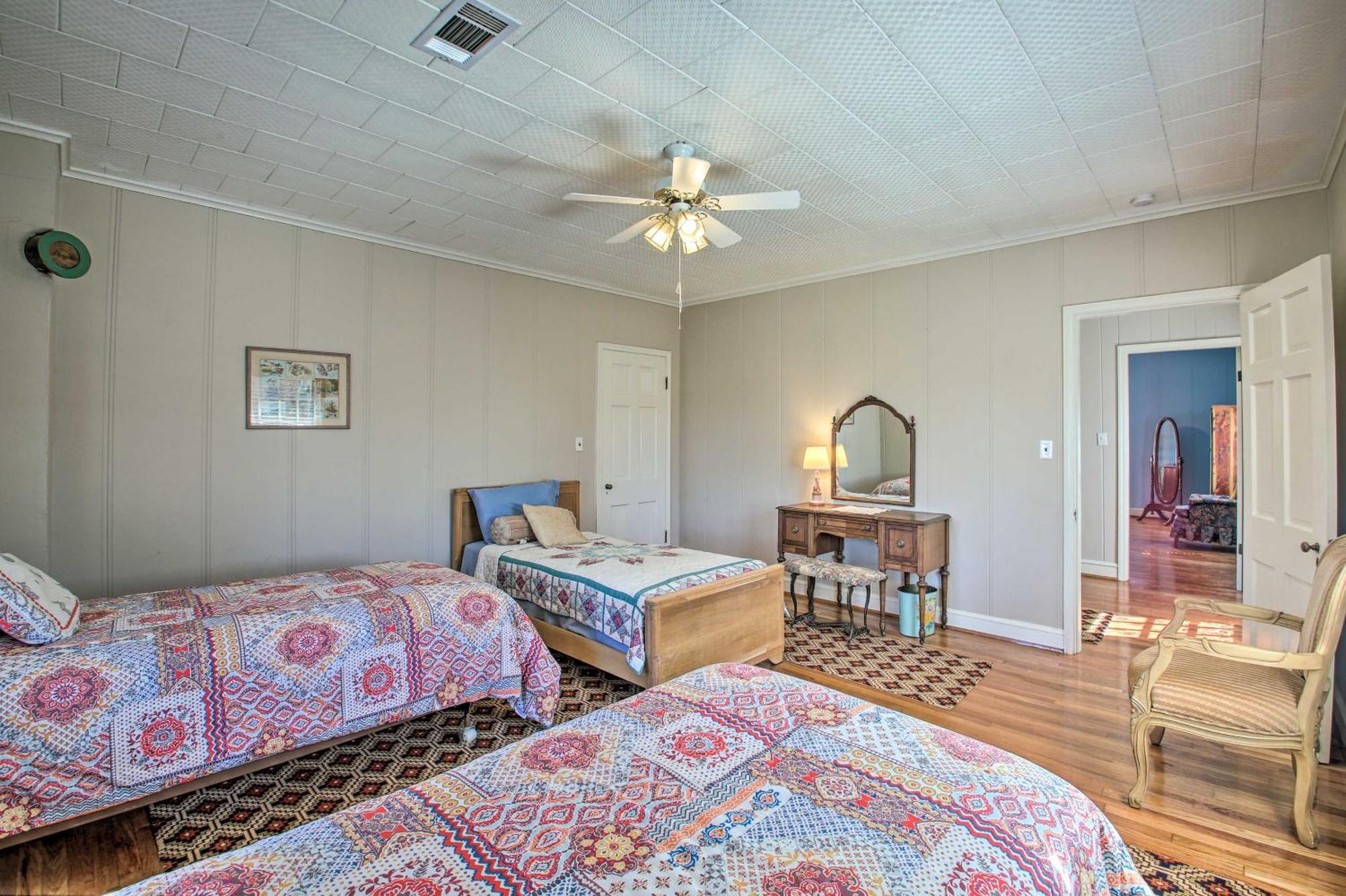 Delightful Retreat With Fireplace And Large Yard! Extérieur photo